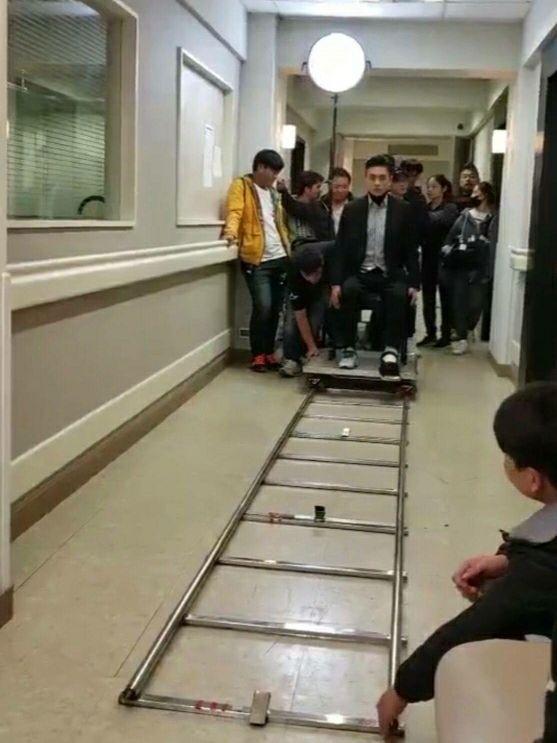 脚受伤成人推车视频,视频展示成人推车生活智慧